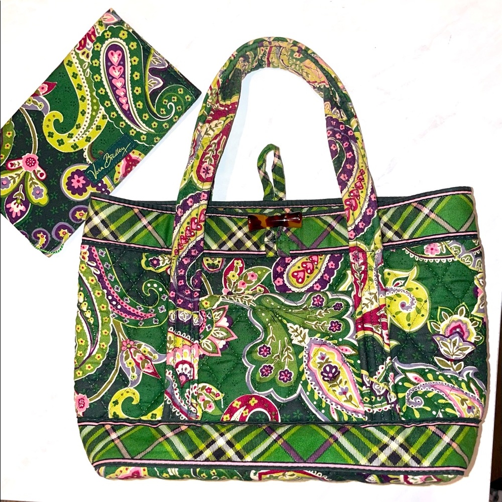 Vera Bradley Green Quilted Handbag with Checkbook Holder
New, No Tag